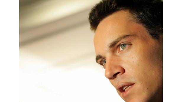 Nahaufnahme des Gesichts eines Mannes mit hellen Augen, der nach oben blickt.