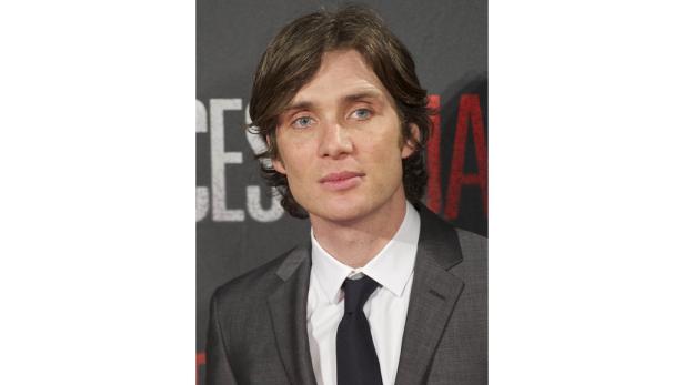 Ein Porträt von Cillian Murphy in einem grauen Anzug und dunkler Krawatte.