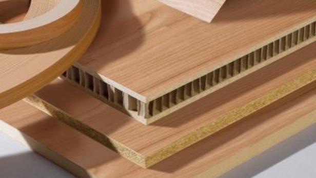 Mehrere Holzplatten, darunter eine mit Wabenstruktur im Inneren.