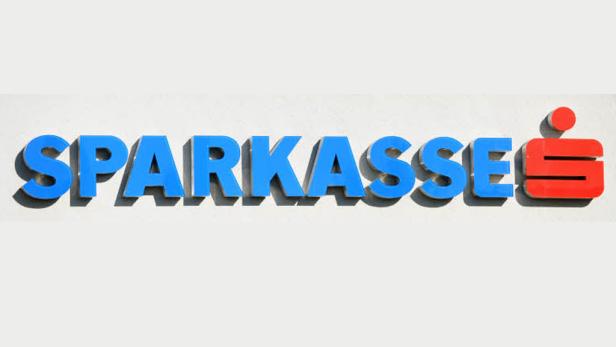 Das blaue und rote Logo der Sparkasse an einer Fassade.