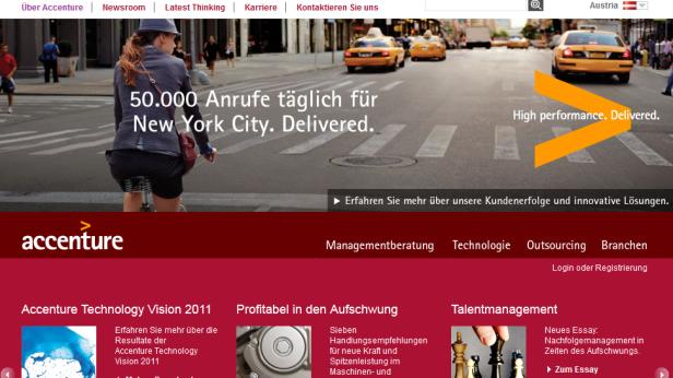Eine Frau fährt mit dem Fahrrad durch New York City, im Hintergrund gelbe Taxis.