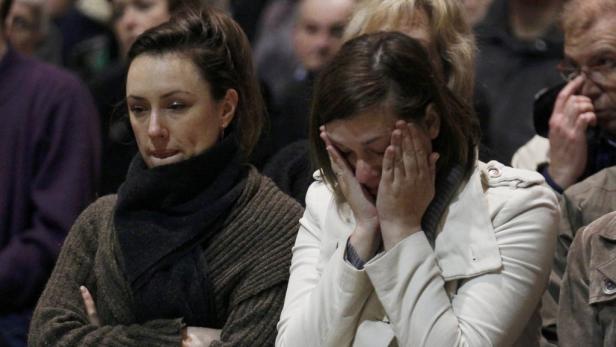 Zwei Frauen zeigen Emotionen in einer Menschenmenge.