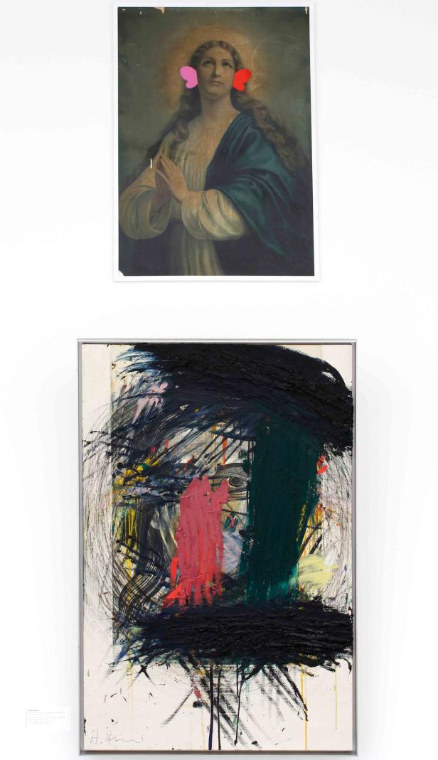 Zwei gerahmte Kunstwerke hängen an einer weißen Wand.