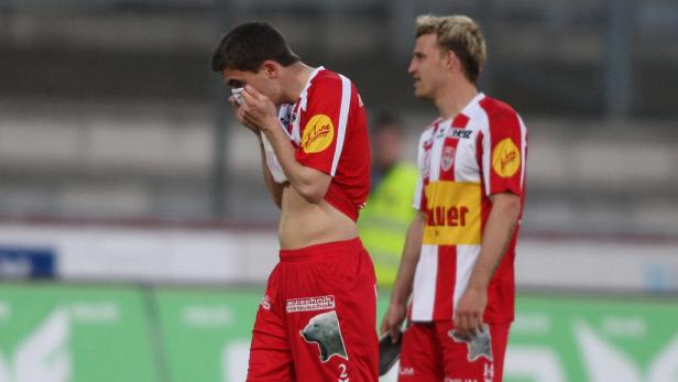 Ein Fußballspieler wischt sich mit einem Tuch die Tränen aus dem Gesicht.