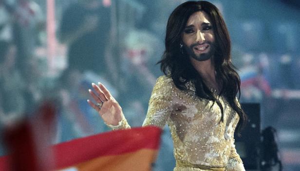 Conchita Wurst auf der Bühne während einer Aufführung.