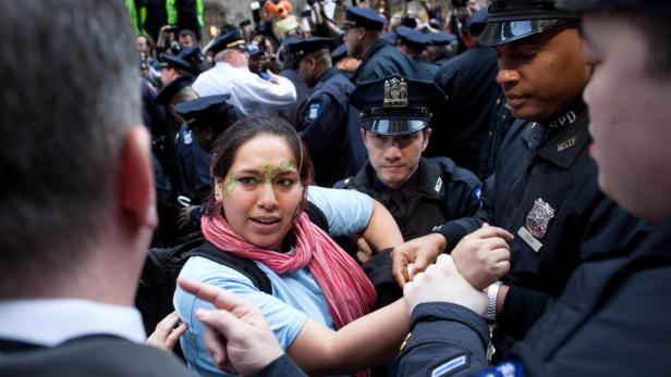 Polizei löst Occupy-Proteste gewaltsam auf