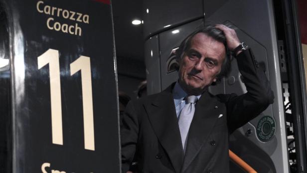 Ein Mann im Anzug steht vor einem Bus mit der Nummer 11.