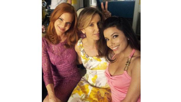 Marcia Cross, Felicity Huffman und Eva Longoria posieren für ein Foto.
