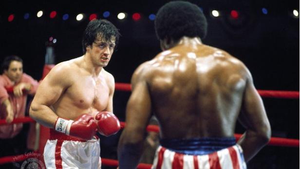 Rocky Balboa steht mit blutigem Gesicht im Boxring seinem Gegner gegenüber.