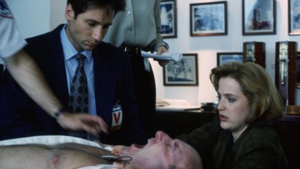 Fox Mulder und Dana Scully untersuchen einen Patienten.