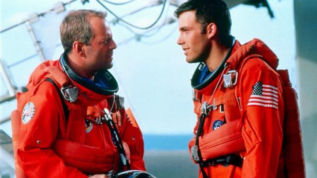 Bruce Willis und Ben Affleck in Raumanzügen im Film „Armageddon“.