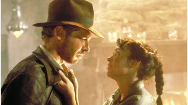 Harrison Ford als Indiana Jones mit einer Frau in einer Nahaufnahme.