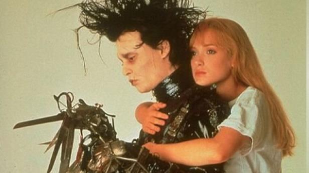Winona Ryder umarmt Johnny Depp als Edward mit den Scherenhänden.