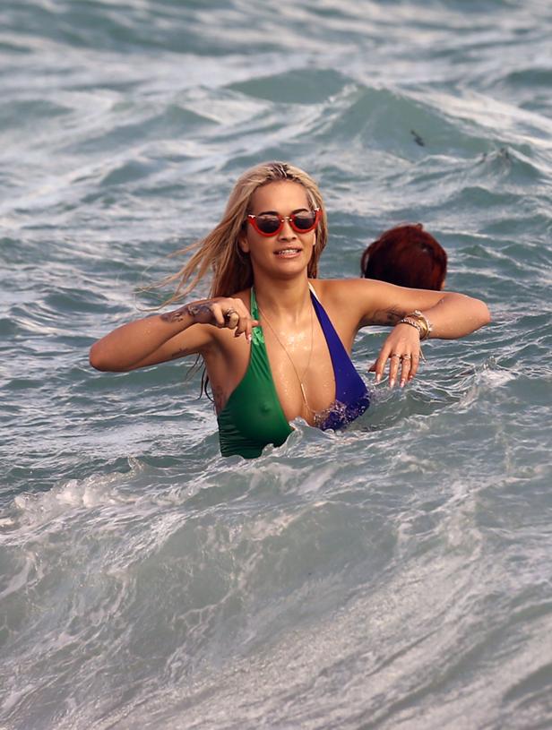 Splish Splash: Rita Oras Kampf mit den Wellen
