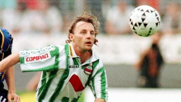 Ein Fußballspieler im grün-weiß gestreiften Trikot bei einem Spiel.