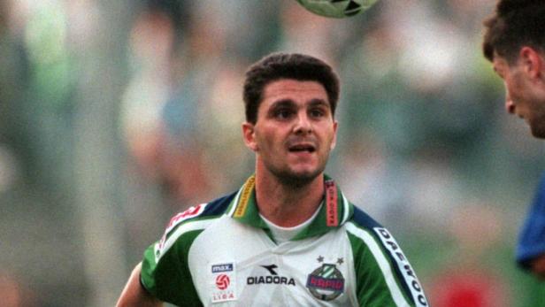 Ein Fußballspieler im grün-weißen Trikot des SK Rapid Wien während eines Spiels.
