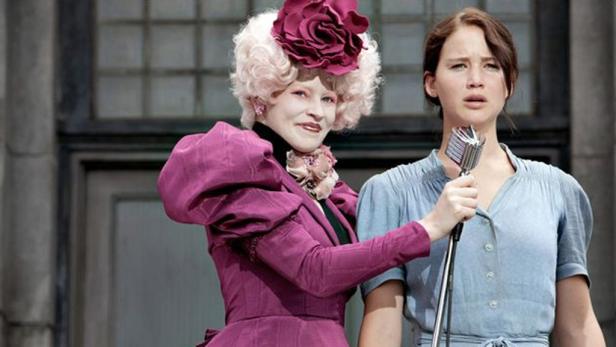 Effie Trinket und Katniss Everdeen in einer Szene aus „Die Tribute von Panem“.