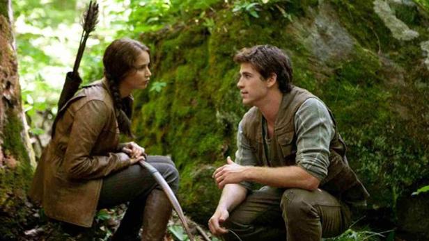 Katniss und Gale sitzen im Wald und unterhalten sich.