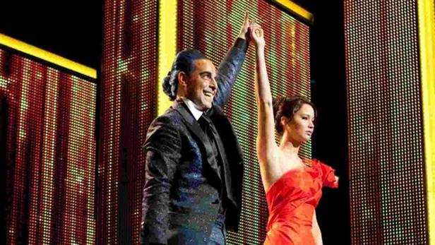 Jennifer Lawrence und Stanley Tucci auf der Bühne bei der Premiere von „Die Tribute von Panem“.