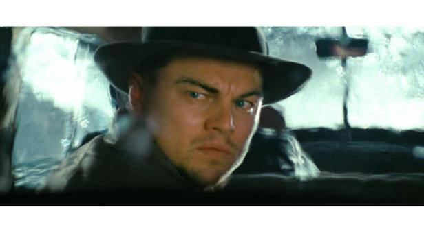 Leonardo DiCaprio mit Hut in einer Szene, möglicherweise aus dem Film „Shutter Island“.