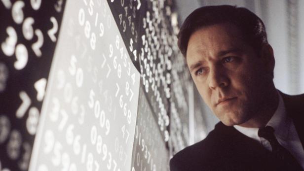 Russell Crowe als Mathematiker vor einer Wand voller Zahlen.