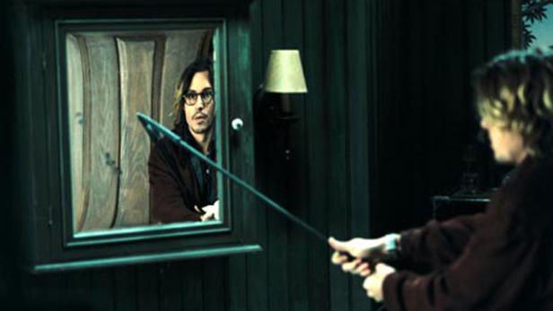 Ein Mann starrt durch ein verzerrtes Fenster, während eine andere Person einen Stock hält.