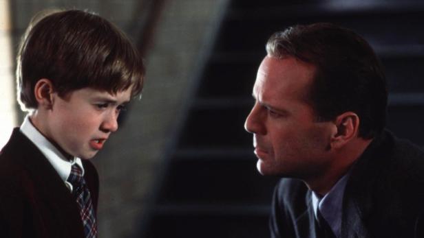 Bruce Willis und Haley Joel Osment in einer Szene aus „The Sixth Sense“.