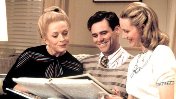 Szene mit Jim Carrey, einer älteren Dame und einer jungen Frau, die sich ein Fotoalbum ansehen.