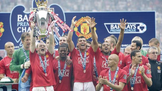 Die Fußballspieler von Manchester United feiern den Gewinn der Premier League.