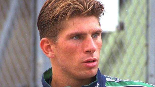 Der ehemalige Formel-1-Fahrer Mika Salo blickt nachdenklich zur Seite.