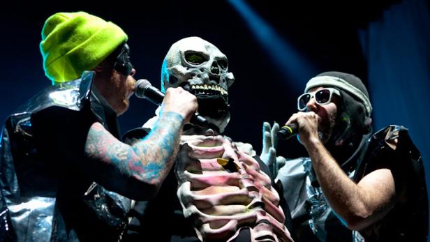 Die Band Lordi tritt mit einem Sänger in Skelettmaske auf einer Bühne auf.