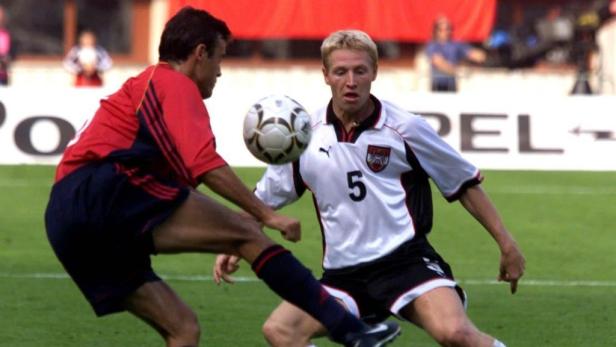 Ein österreichischer Fußballspieler kämpft um den Ball.