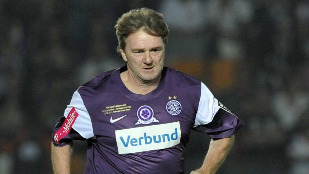 Ein Mann im lila Trikot des FK Austria Wien.