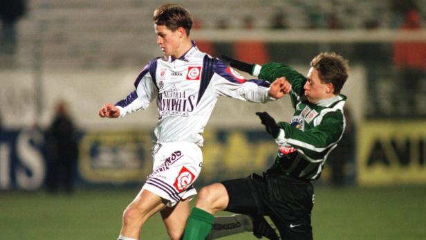 Zwei Fußballspieler kämpfen um den Ball.
