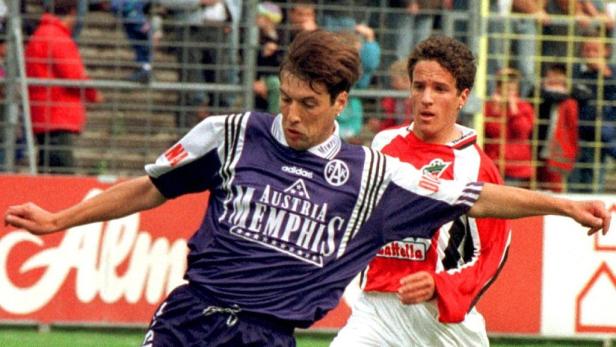 Zwei Fußballspieler während eines Spiels.
