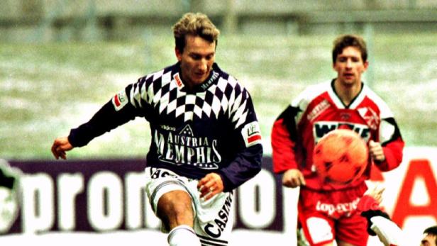 Zwei Fußballspieler in Aktion auf dem Spielfeld.