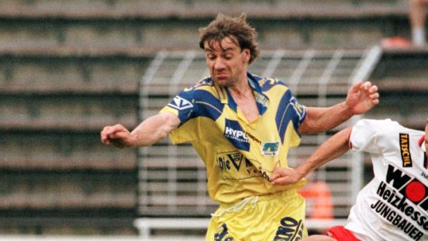 Ein Fußballspieler in gelb-blauem Trikot während eines Spiels.