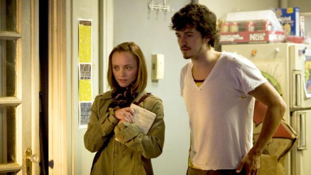 Christina Ricci und ein Mann stehen in einem Flur.