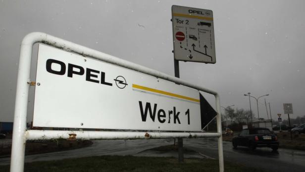 Ein Schild weist zum Opel Werk 1.