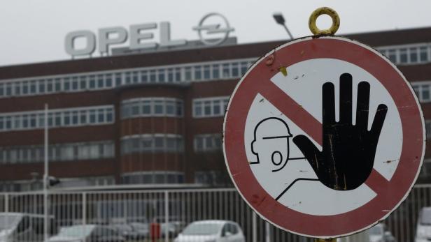 Ein „Zutritt verboten“-Schild vor einem Opel-Werk.
