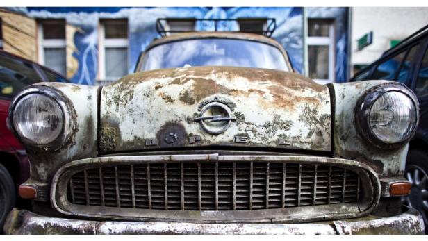Die Vorderansicht eines alten, verrosteten Opel-Oldtimers.