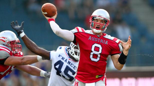 Ein American-Football-Spieler mit der Aufschrift „Austria“ wirft den Ball.