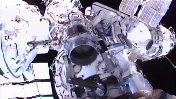 Ein Astronaut arbeitet an der Internationalen Raumstation.