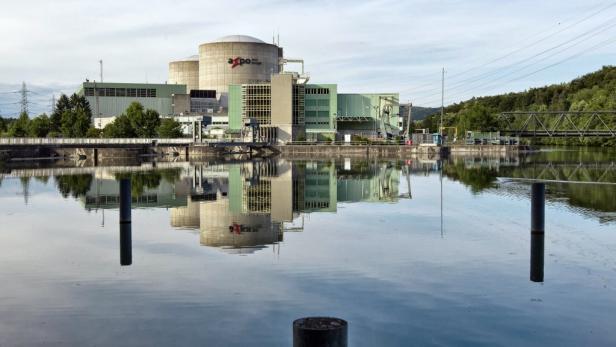 Das Kernkraftwerk AKW Beznau spiegelt sich im Wasser.
