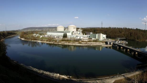Das Kernkraftwerk Beznau liegt an einem Flussufer.