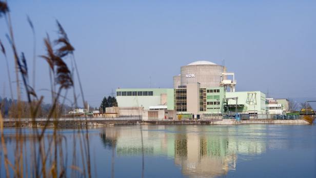 Das Kernkraftwerk NOK spiegelt sich im ruhigen Wasser.