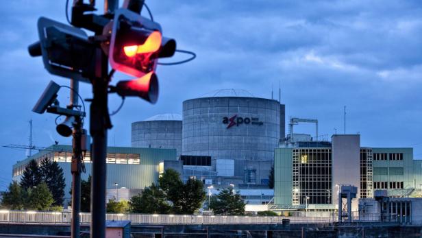 Das Kernkraftwerk Leibstadt mit roter Ampel im Vordergrund.