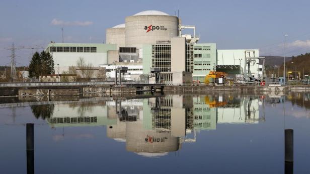 Das Kernkraftwerk Beznau spiegelt sich im Wasser.