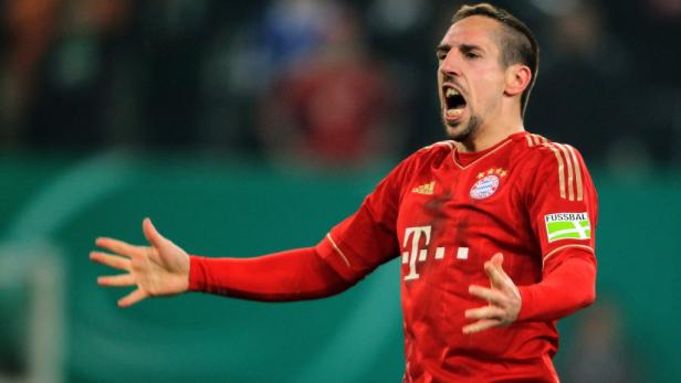 Franck Ribéry im roten Trikot des FC Bayern München gestikuliert auf dem Spielfeld.