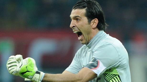 Gianluigi Buffon jubelt mit geballten Fäusten und geöffnetem Mund.